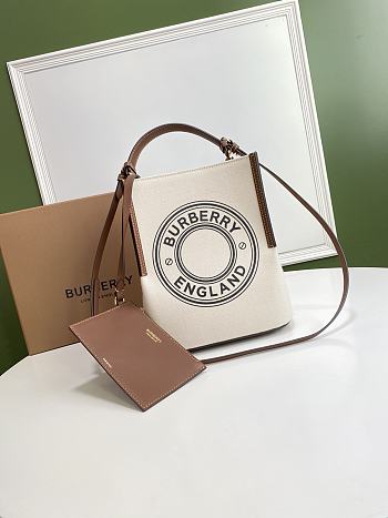 Burberry White Peggy Shoulder Bag Size 21 x 16.5 x 25 cm
