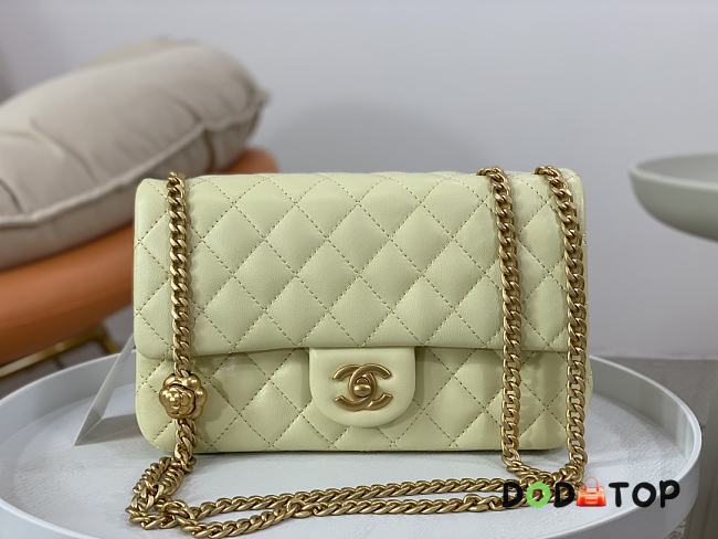 Chanel Flap Bag Lambskin Yellow Size 23 cm - 1