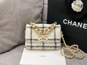 Chanel Retro Big Thick Chain Flap Bag White Size 15 x 22 x 6 cm