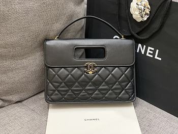 Chanel Crossbody Black Bag Size 26 x 18.5 x 8 cm