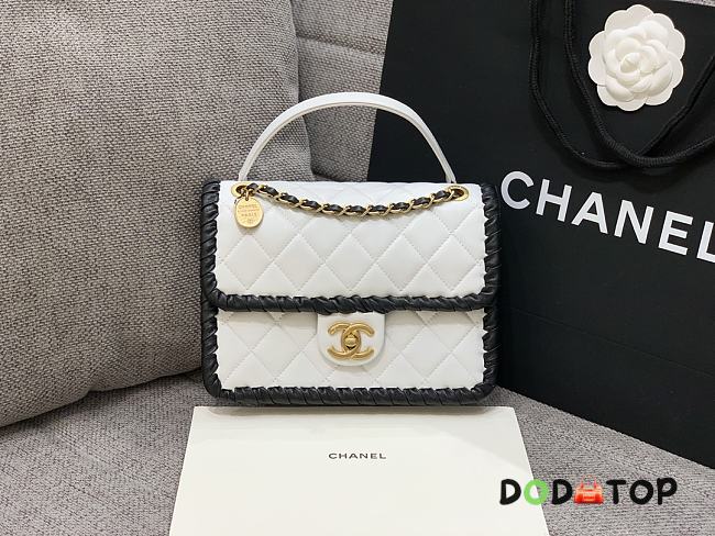 Chanel Matelasse Chain Shoulder Bag White Size 22 x 17 x 7 cm - 1