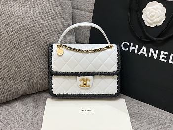 Chanel Matelasse Chain Shoulder Bag White Size 22 x 17 x 7 cm