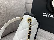 Chanel Matelasse Chain Shoulder Bag White Size 22 x 17 x 7 cm - 2