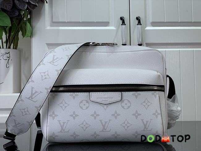 Louis Vuitton LV Outdoor Messenger M30873 Size 26 x 20 x 10.5 cm - 1