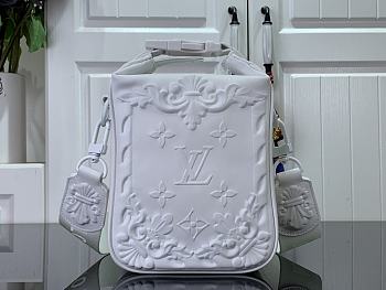 Louis Vuitton Cruiser Messenger Bag M21812 White Size 16.5 x 24 x 10 cm