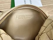 Bottega Veneta Jodie Chain Bag Beige Size 23 x 28 x 8 cm - 4