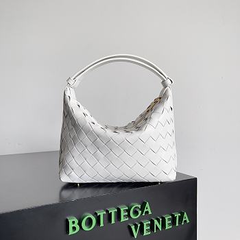 Bottega Veneta Intreccio Leather Toiletry Bag White Size 22 x 13 x 9.5 cm