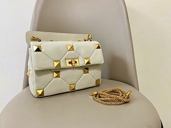 Valentino Garavani Roman Stud Chain Bag Small White Size 24 x 16 x 10 cm