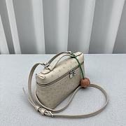 Loro Piana Pocket Ostrich Leather Handbag White Size 19 × 7 × 12 cm - 2