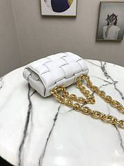 Bottega Veneta With The Chain Cassette In White - 3