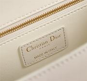 Dior Montaigne 30 Flap Bag White Size 24 x 17 x 8 cm - 3