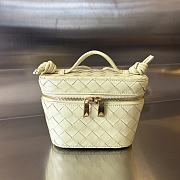 Bottega Veneta Braided Mini Cosmetic Bag Cream Size 18 x 12.5 x 8 cm - 1