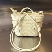 Bottega Veneta Braided Mini Cosmetic Bag Cream Size 18 x 12.5 x 8 cm - 5