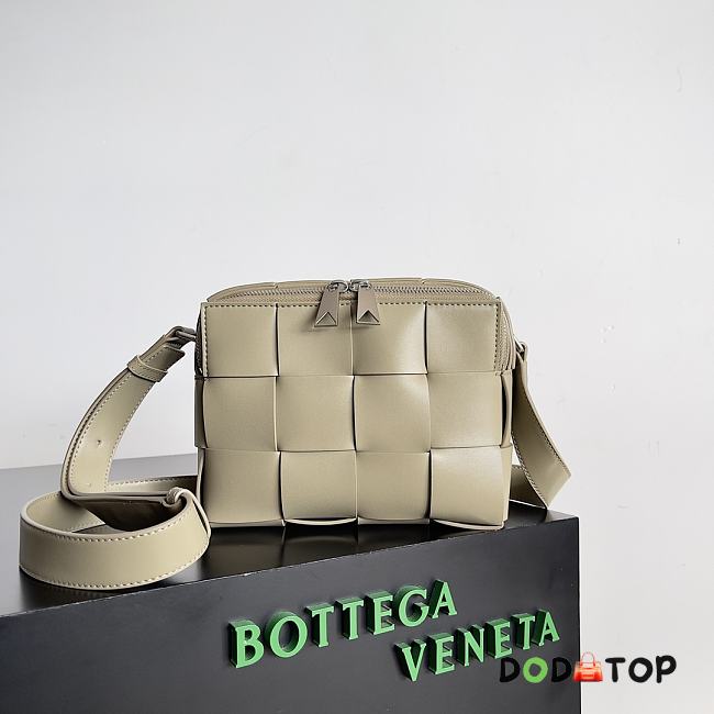 Bottega Veneta Men's Camera Bag Taupe Size 20 x 15 x 5 cm - 1