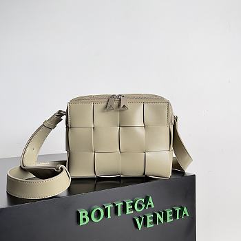 Bottega Veneta Men's Camera Bag Taupe Size 20 x 15 x 5 cm