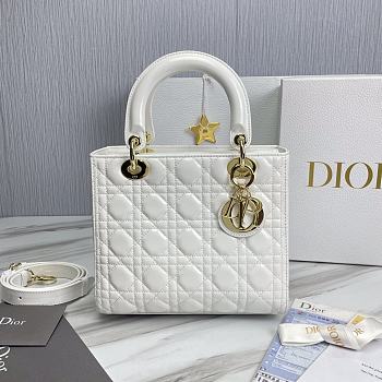 Lady Dior Medium Cannage White Size 24 x 20 x 11 cm