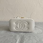 Chanel White Quilted Caviar Vanity Case Bag Size 16.5 × 8 × 10 cm - 4