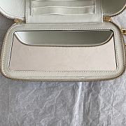 Chanel White Quilted Caviar Vanity Case Bag Size 16.5 × 8 × 10 cm - 2