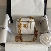 Chanel White Quilted Caviar Vanity Case Bag Mini Size 10 × 7 × 9 cm - 1