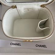 Chanel White Quilted Caviar Vanity Case Bag Mini Size 10 × 7 × 9 cm - 4