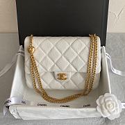 Chanel Caviar Flap Bag White Size 23 × 8 × 16 cm - 1