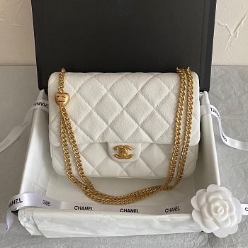 Chanel Caviar Flap Bag White Size 23 × 8 × 16 cm