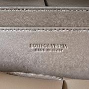 Bottega Veneta Cassette Mobile Phone Bag Size 18 x 9 x 3.5 cm - 2