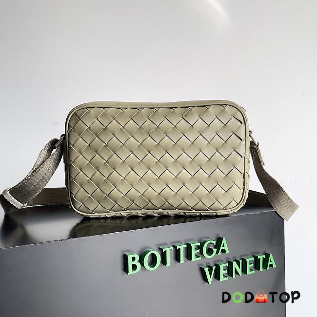 Bottega Veneta Small Intrecciato Camera Bag Beige Size 25 x 16 x 7.5 cm - 1