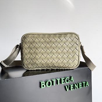 Bottega Veneta Small Intrecciato Camera Bag Beige Size 25 x 16 x 7.5 cm