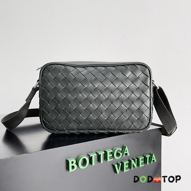 Bottega Veneta Small Intrecciato Camera Bag Black Size 25 x 16 x 7.5 cm - 1
