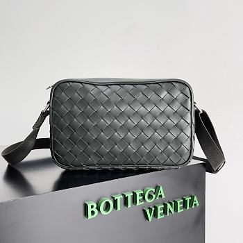 Bottega Veneta Small Intrecciato Camera Bag Black Size 25 x 16 x 7.5 cm
