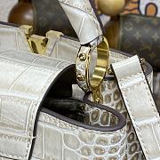 Louis Vuitton LV Capucines Small Handbag M48865 Size 27 x 18 x 9 cm - 3