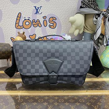 Louis Vuitton LV Montsouris Messenger Bag M46685 Size 34 x 19 x 11 cm