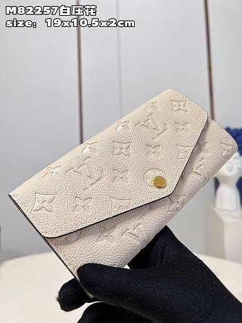 Louis Vuitton Wallet M82257 White Size 19 x 10.5 x 2 cm
