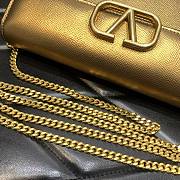 Valentino Garavani Small Leather Chain Wallet Gold Size 20 x 5.5 x 10 cm - 4