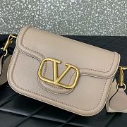 Valentino Garavani Alltime Grainy Calfskin Shoulder Bag Beige Size 23.5 x 18 x 8 cm - 6
