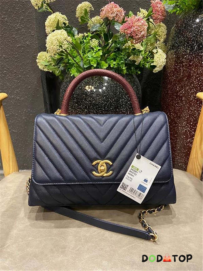 Chanel Cocco Chevrons Pattern Grained Calfskin Gold Metal Navy Size 18 × 29 × 12 cm - 1