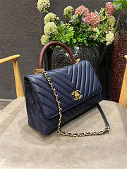 Chanel Cocco Chevrons Pattern Grained Calfskin Gold Metal Navy Size 18 × 29 × 12 cm - 4