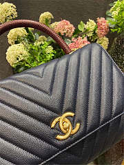 Chanel Cocco Chevrons Pattern Grained Calfskin Gold Metal Navy Size 18 × 29 × 12 cm - 2