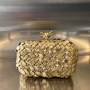 Bottega Veneta Knot Clutch Gold Size 19 x 11.5 x 5 cm - 1