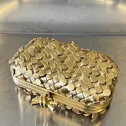 Bottega Veneta Knot Clutch Gold Size 19 x 11.5 x 5 cm - 4