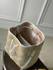 Louis Vuitton LV Neonoe Bucket Bag M23080 01 Size 26 x 26 x 17.5 cm - 4