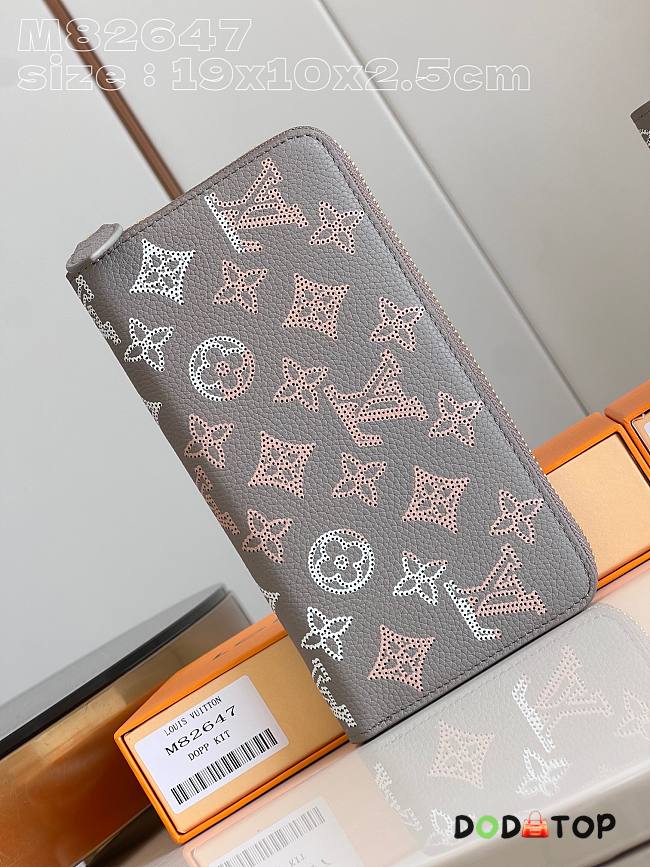Louis Vuitton LV Zippy Wallet Mahina Leather M82647 Size 19 x 10 x 2.5 cm - 1