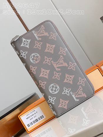 Louis Vuitton LV Zippy Wallet Mahina Leather M82647 Size 19 x 10 x 2.5 cm