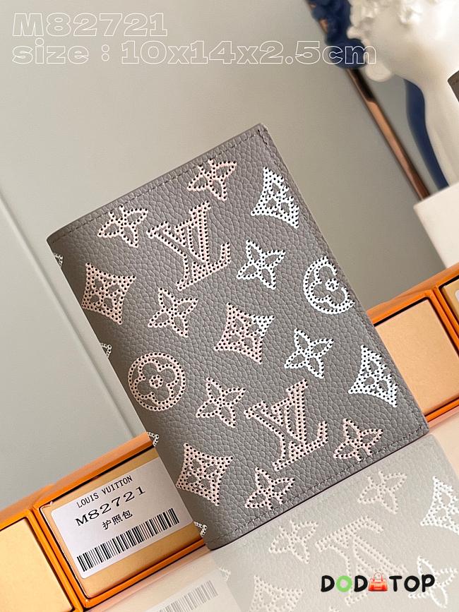 Louis Vuitton LV Passport Cover Mahina Leather M82721 Size 10 x 14 x 2.5 cm - 1
