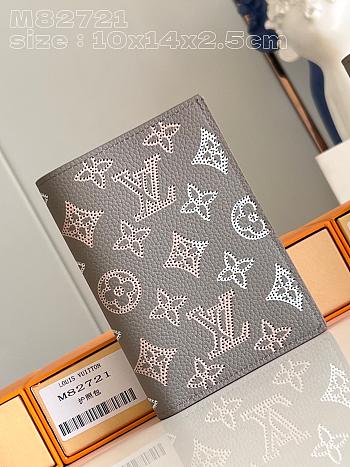Louis Vuitton LV Passport Cover Mahina Leather M82721 Size 10 x 14 x 2.5 cm