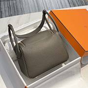 Hermes Lindy 26 in Clemence Leather Gray Gold Hardware Size 26 x 18 x 14 cm - 3