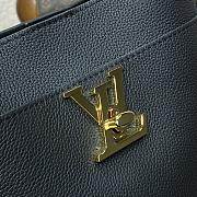 Louis Vuitton Lock and Walk Bucket Bag M24006 Size 20 x 20.5 x 12 cm - 4
