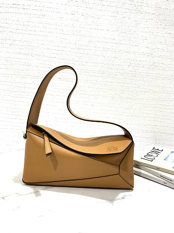 Loewe Puzzle Hobo Bag in Soft Brown Size 29 x 12 x 10 cm