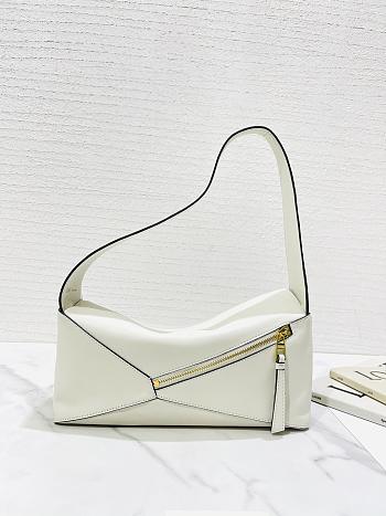 Loewe Puzzle Hobo Bag in Soft White Size 29 x 12 x 10 cm